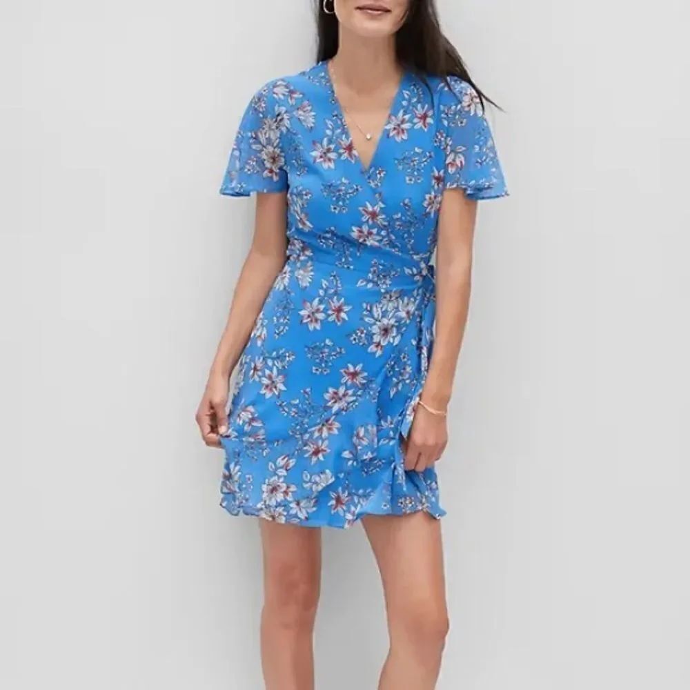✨ Banana Republic Flutter Wrap Dress✨